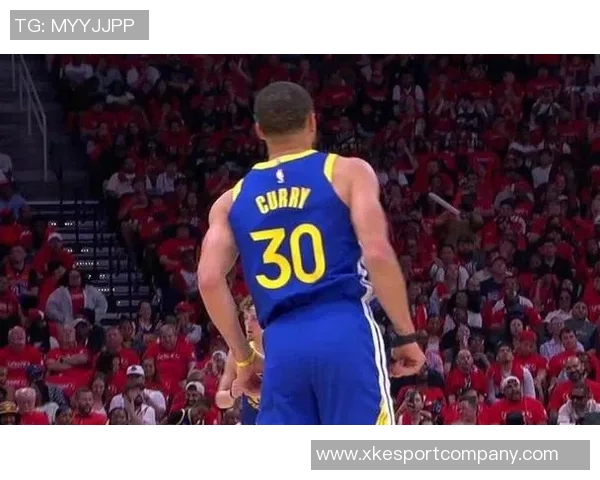 库里第二节神勇表现连中五记三分球展现超强实力引爆全场气氛