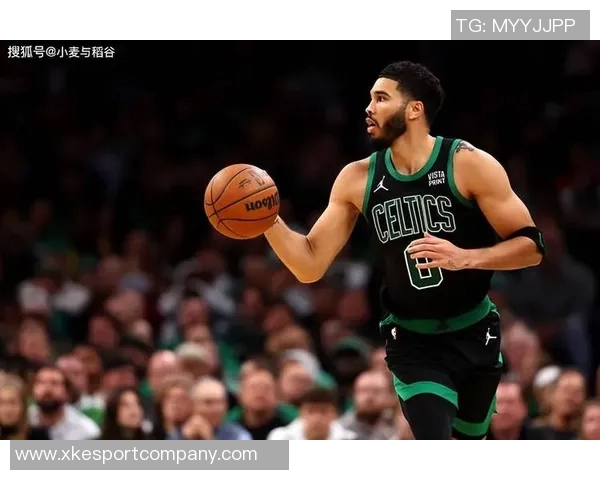 科塔赞塔图姆在场上如教练般引领队伍积极发声助力团队前行 科塔赞塔图姆在场上如教练般引领队伍积极发声助力团队前行