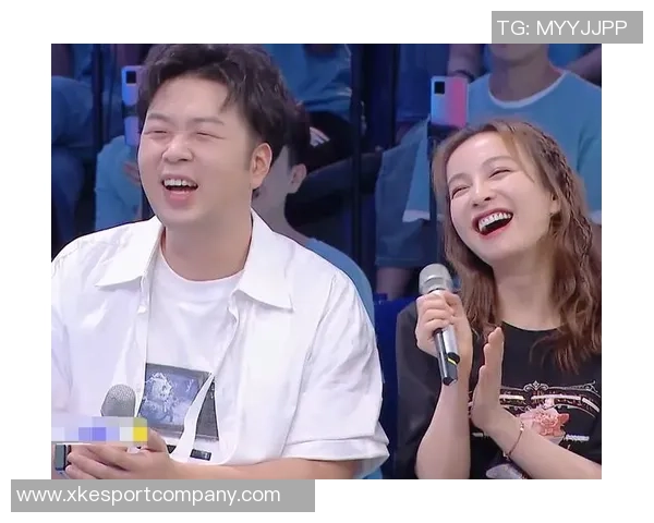 大球后退失足鞋子滑落意外摔倒引发全场哄笑的囧事