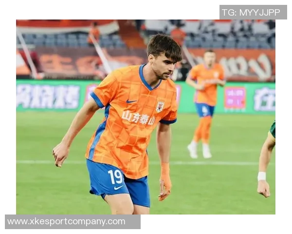 卡扎伊什维利与妻子共享东京之旅美好时光尽显劳逸结合生活态度